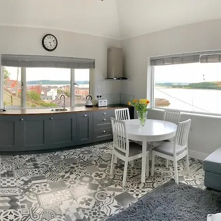 Periwinkle Cottage, With The Amazing Sea View Сasa de vacaciones Youghal